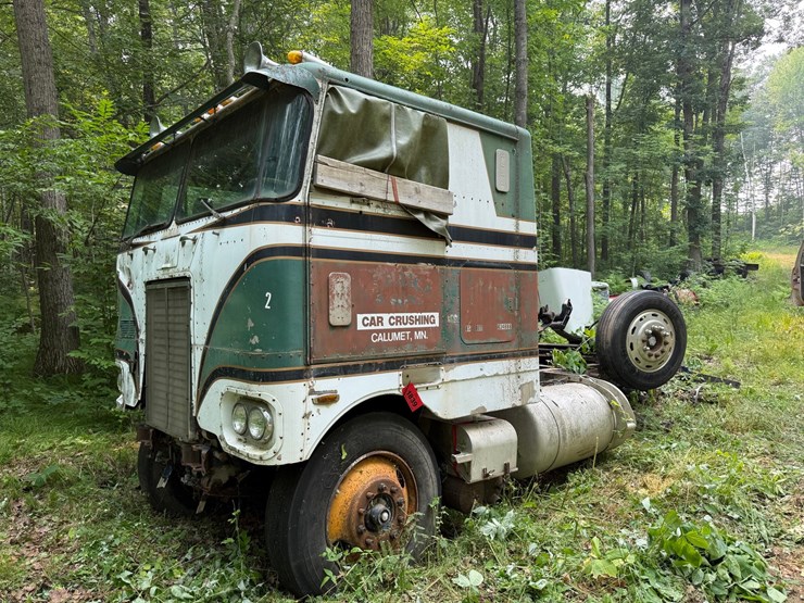 #1839-•-peterbilt-day-cab-day-cab-semi-image-1