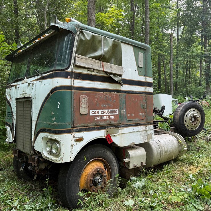 #1839 • Peterbilt Day Cab Day Cab Semi