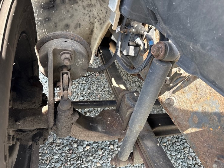 2018-hino-268-image-19
