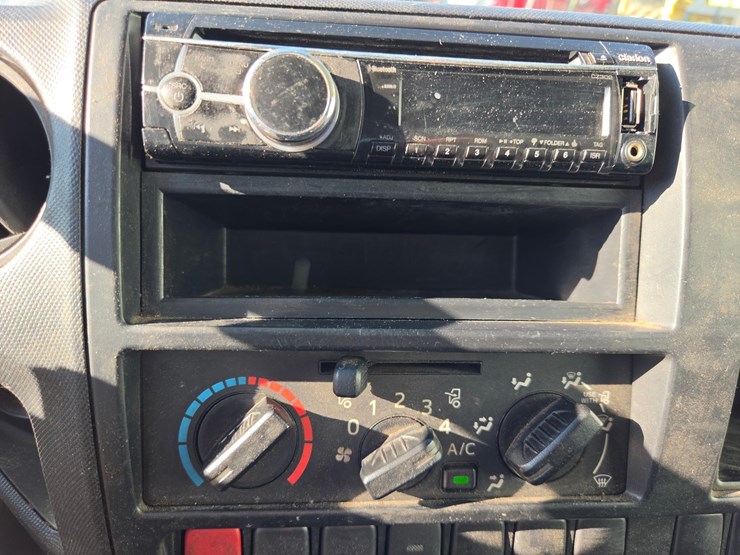 2015-hino-195-image-51