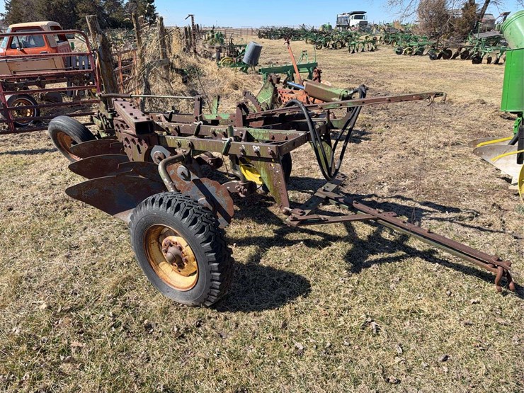 john-deere-pull-type-three-bottom-plow-image-1