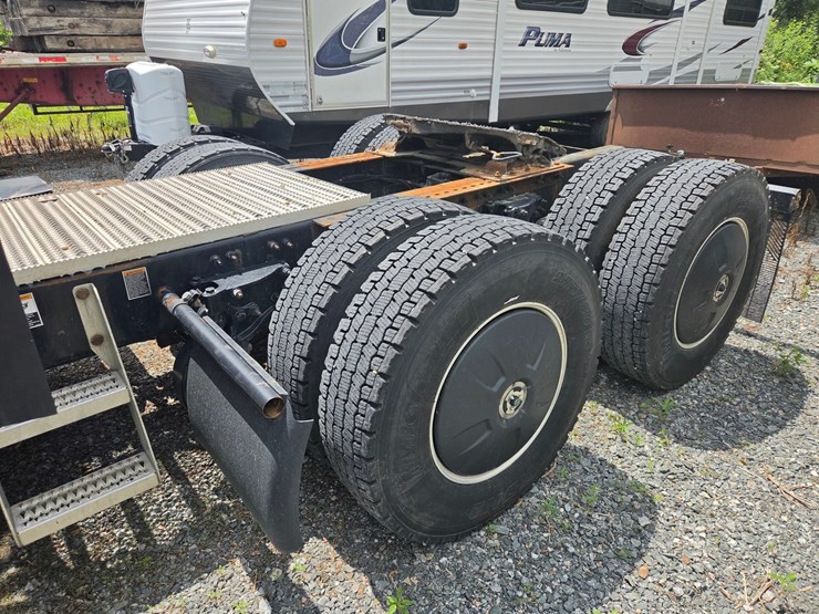 2019-peterbilt-579-image-10