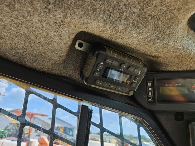 deere-325g-image-32