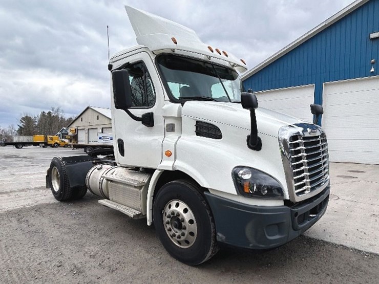2018-freightliner-cascadia-113-image-1