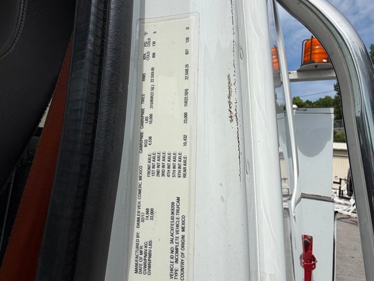 2022-freightliner-m2-106-image-9
