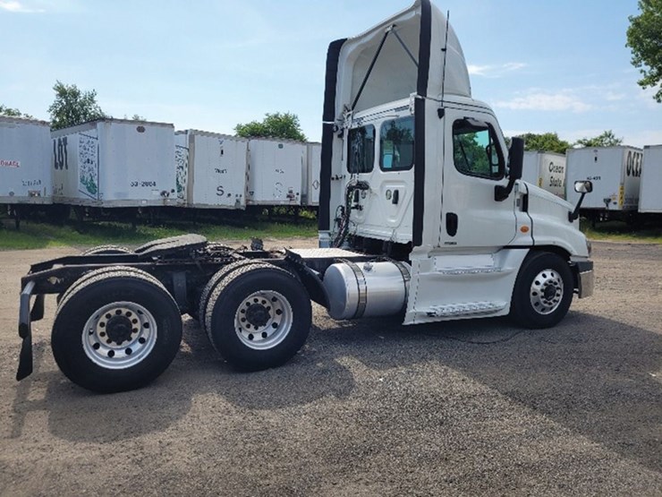 2019-freightliner-cascadia-125-evolution-image-2