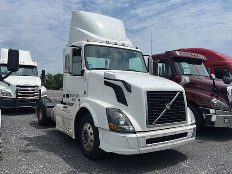 2017-volvo-vnl300-image-1
