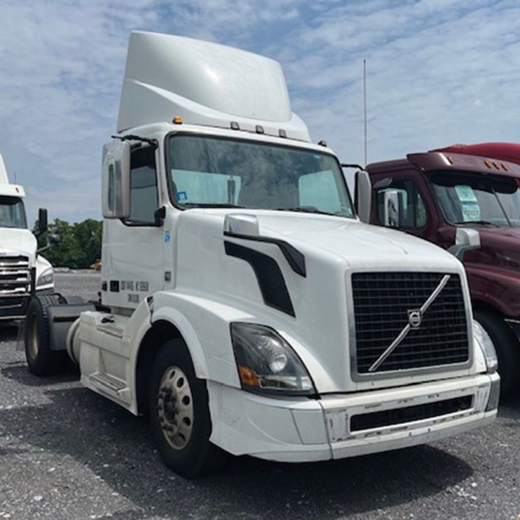 2017 VOLVO VNL300