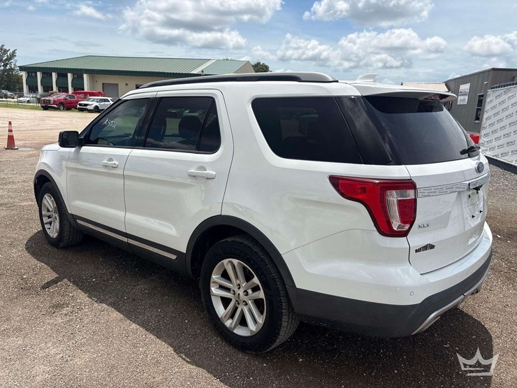 2017-ford-explorer-image-4