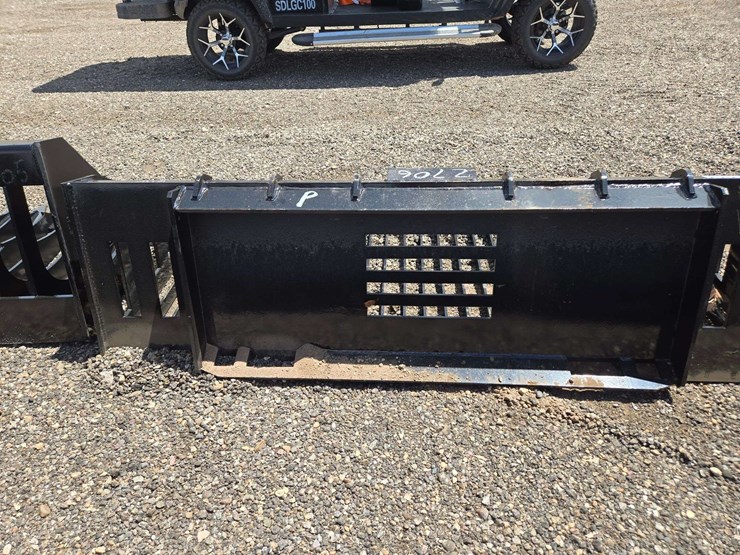 giyi-skid-steer-quick-attach-(66")-rock-bucket-image-4