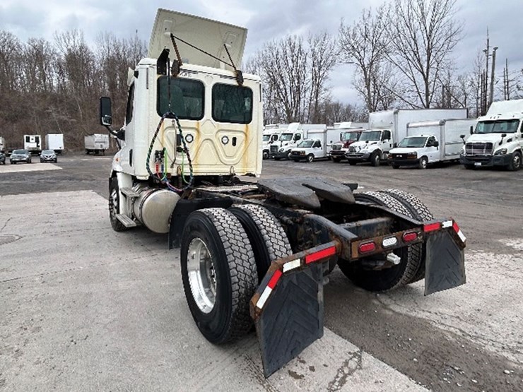 2018-freightliner-cascadia-113-image-2