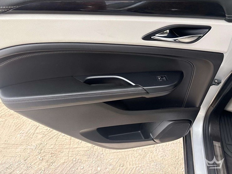 2014-cadillac-srx-image-17