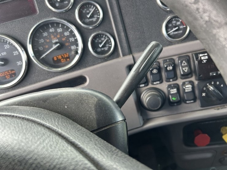 2016-peterbilt-389-image-36