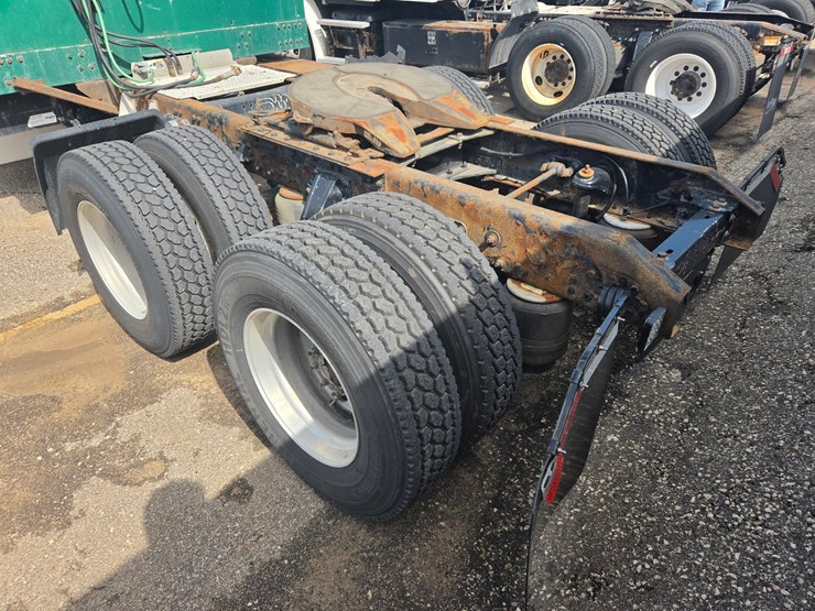 2015-kenworth-t680-image-10
