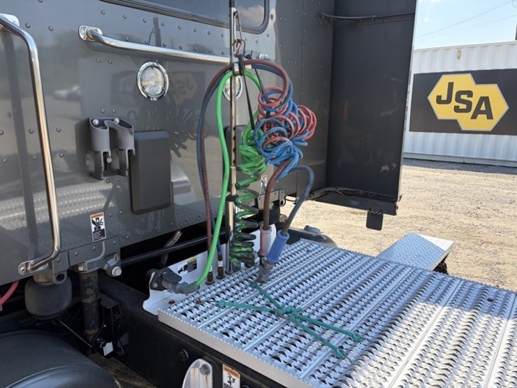 2021-peterbilt-567-image-18