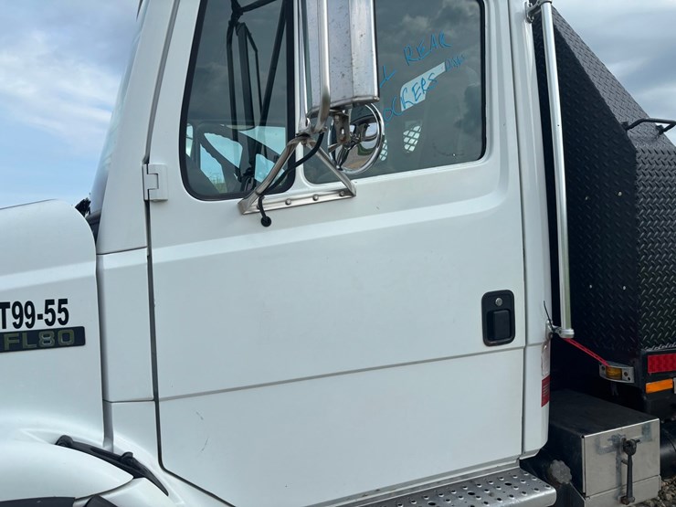 1999-freightliner-fl80-image-10