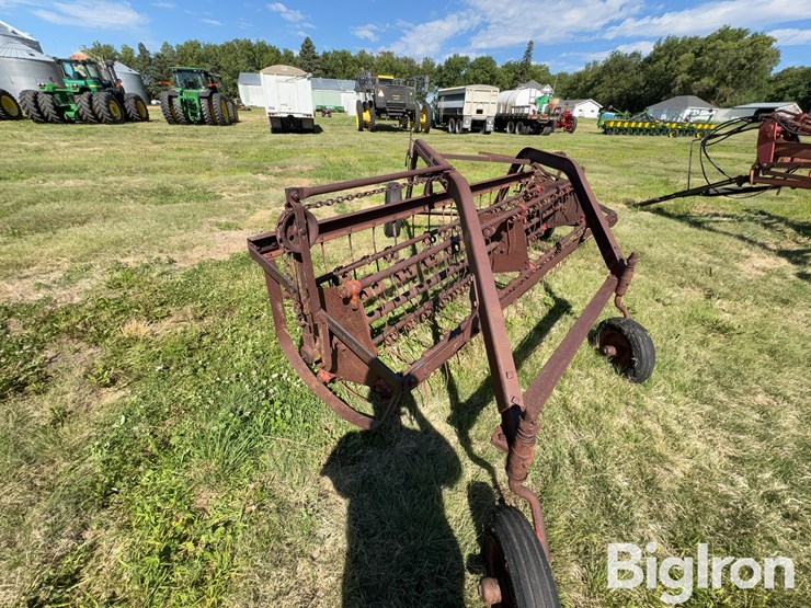 international-side-delivery-rake-image-17