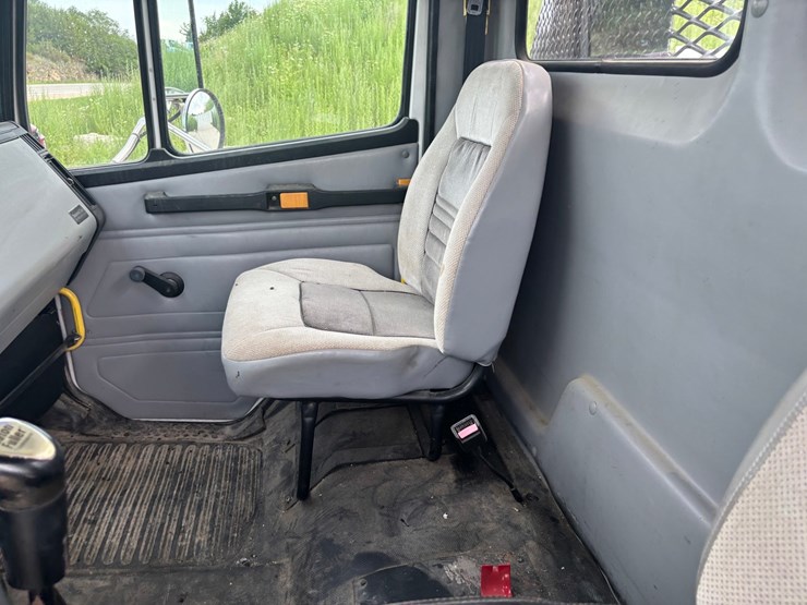1999-freightliner-fl80-image-42
