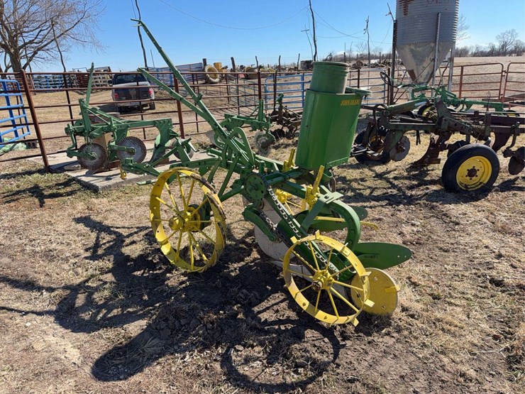 john-deere-pull-type-two-bottom-plow-image-3