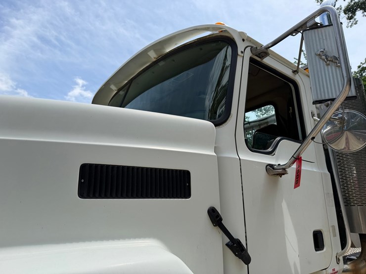 #1508-•-mack-day-cab-truck-tractor-image-20