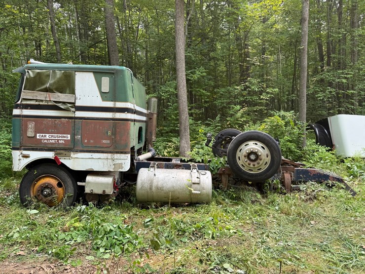 #1839-•-peterbilt-day-cab-day-cab-semi-image-2