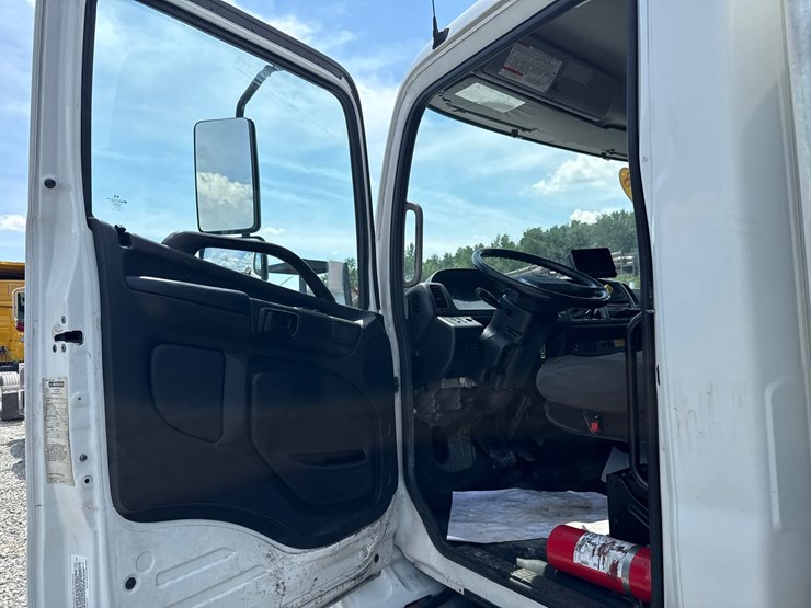 2018-hino-268-image-45