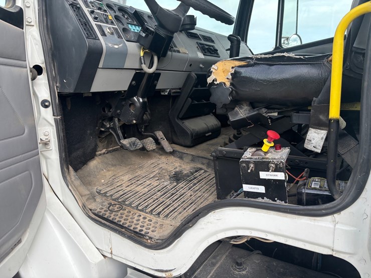 1999-freightliner-fl80-image-40
