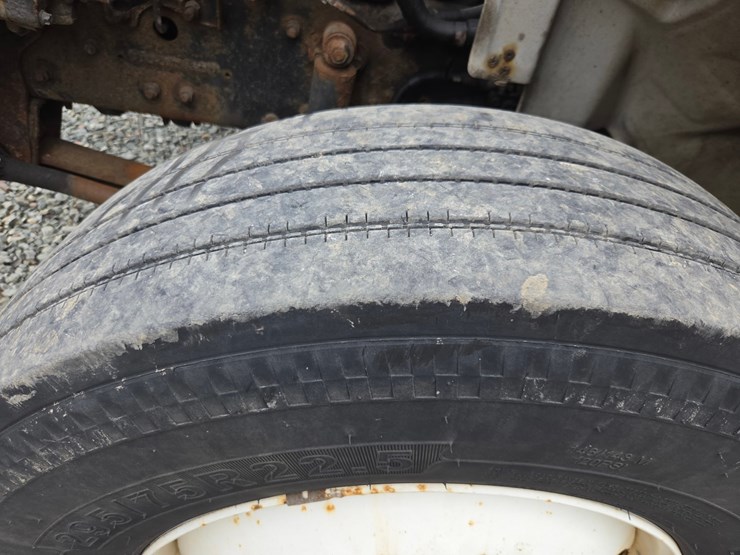 2013-hino-268-image-59
