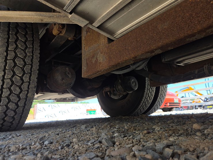 2017-hino-268-image-32