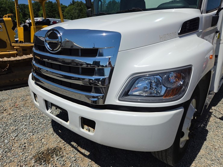 2017-hino-268-image-10