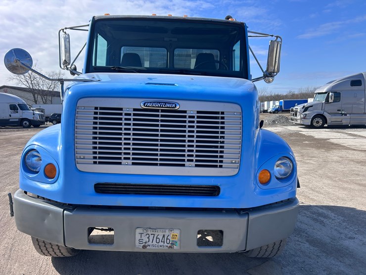 #1680-•-2003-freightliner-day-cab-truck-tractor-image-8