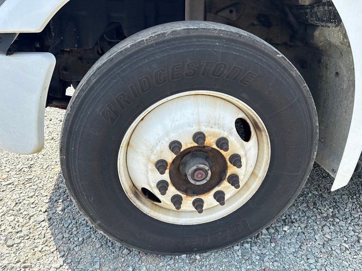 2018-hino-268-image-57