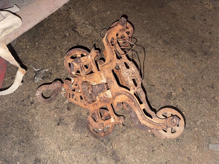 assorted-farm-equipment-and-hardware-lot-image-3