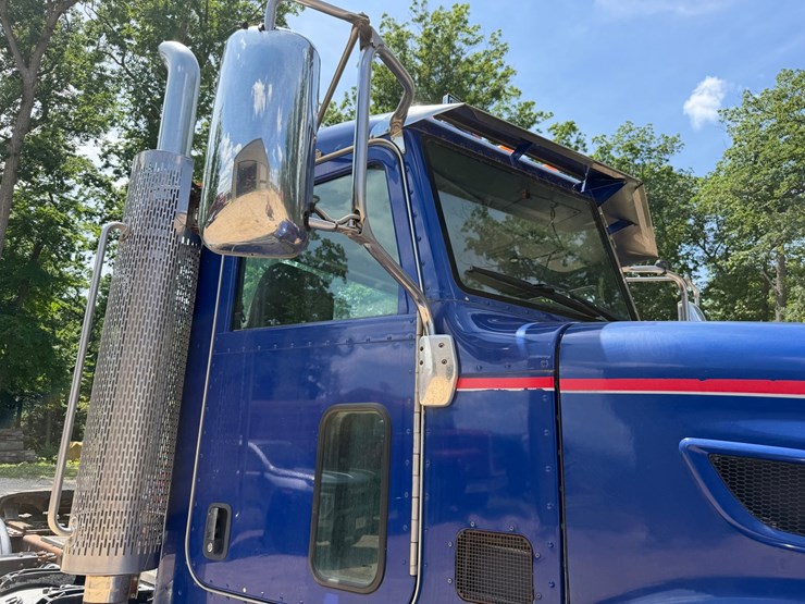 #1507-•-peterbilt-day-cab-truck-tractor-image-22