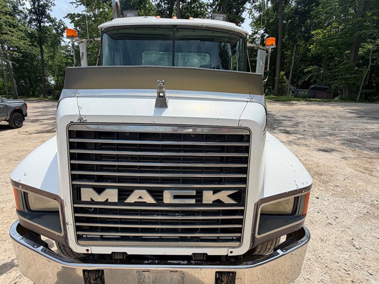 #1509-•-mack-day-cab-truck-tractor-image-47