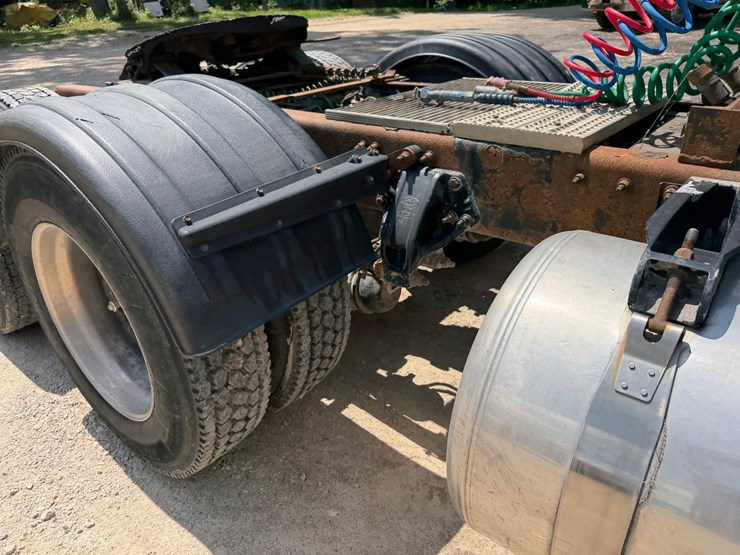 #1507-•-peterbilt-day-cab-truck-tractor-image-26