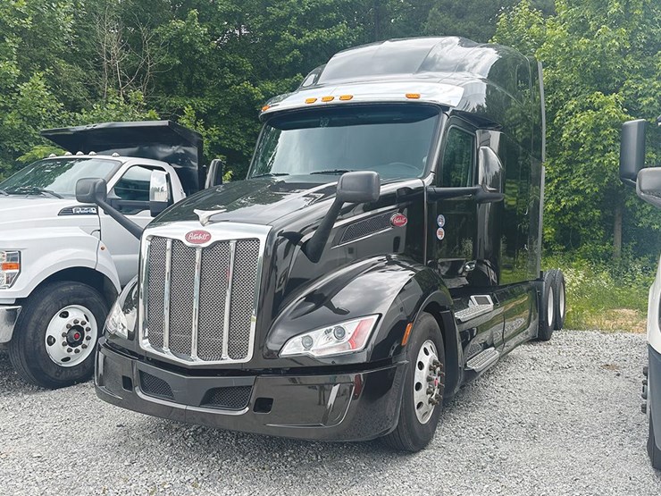 2025-peterbilt-579-image-1