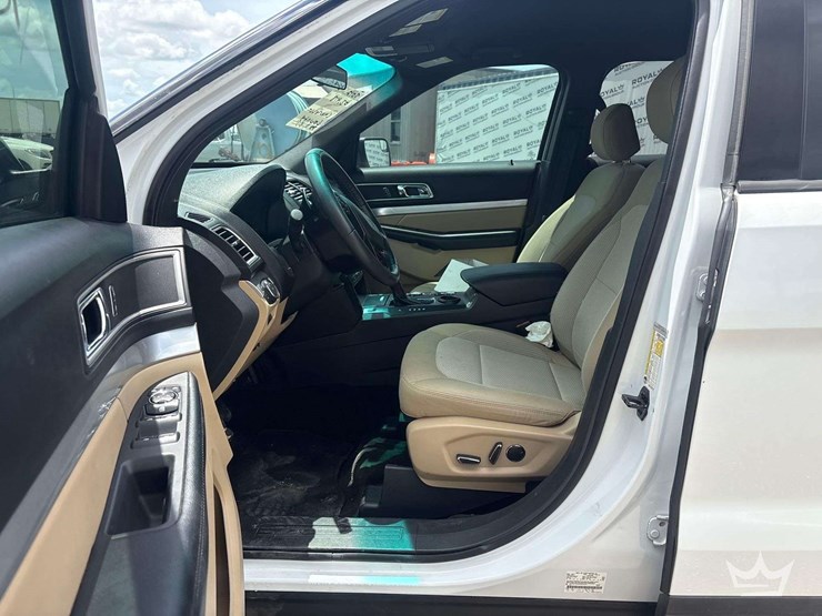 2017-ford-explorer-image-12