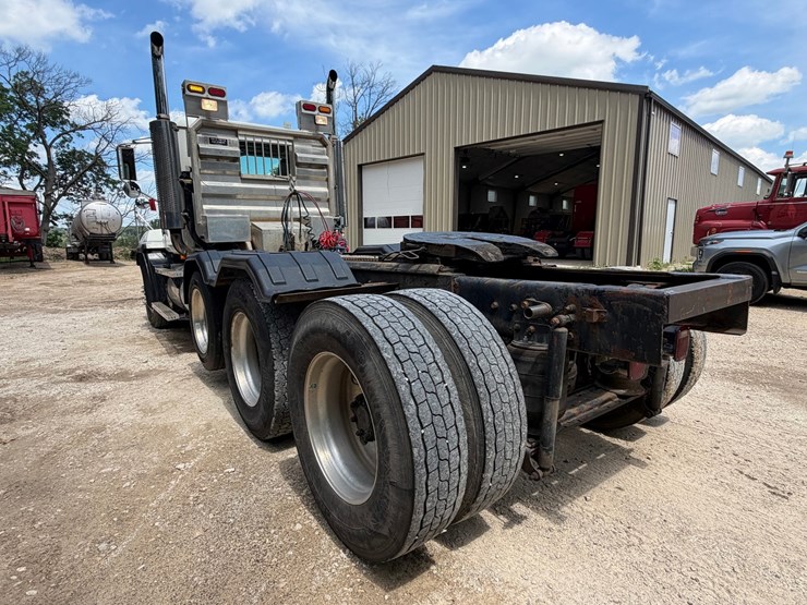 #1508-•-mack-day-cab-truck-tractor-image-11
