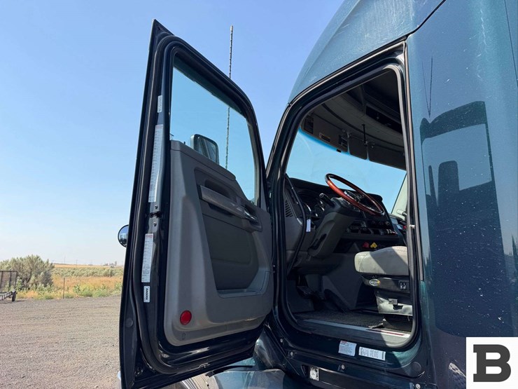 2016-kenworth-t680-image-26