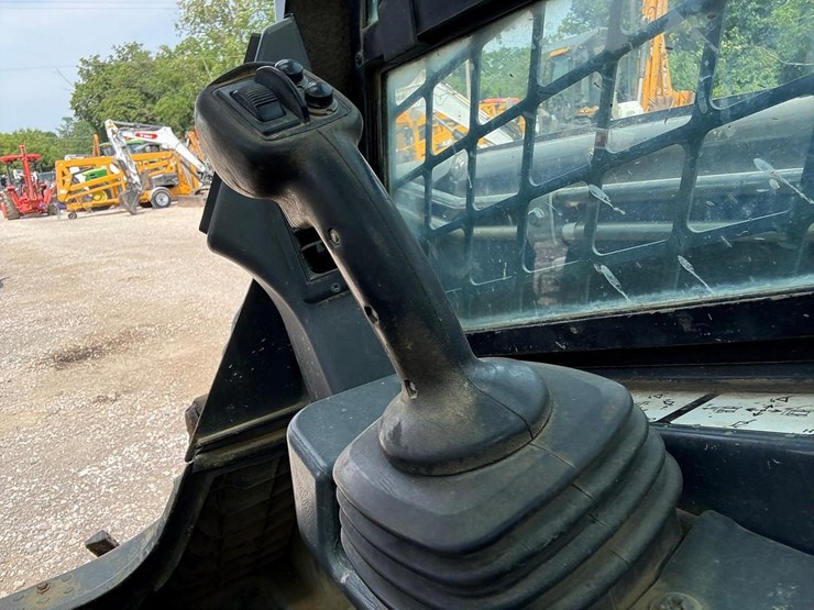 2016-deere-323e-image-21