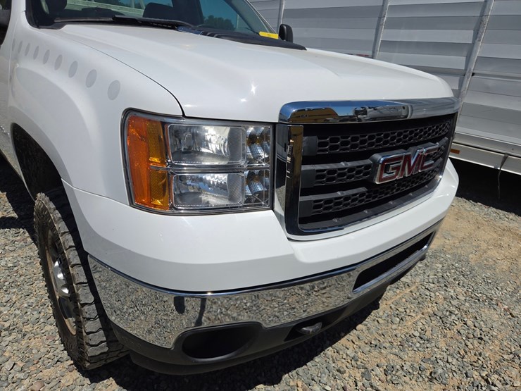 2011-chevrolet-2500-image-13
