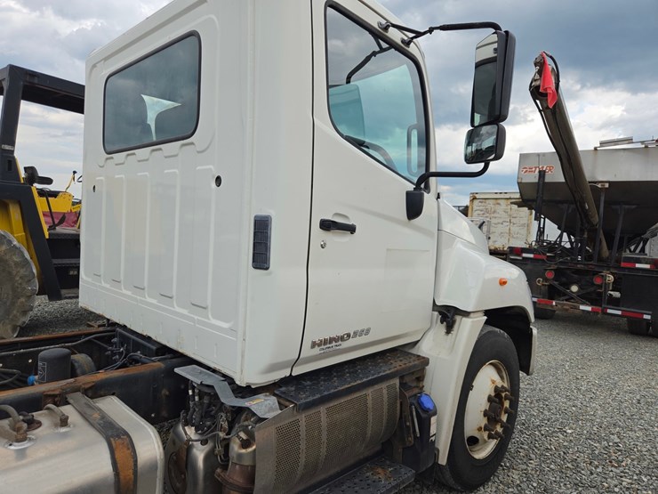 2013-hino-268-image-18