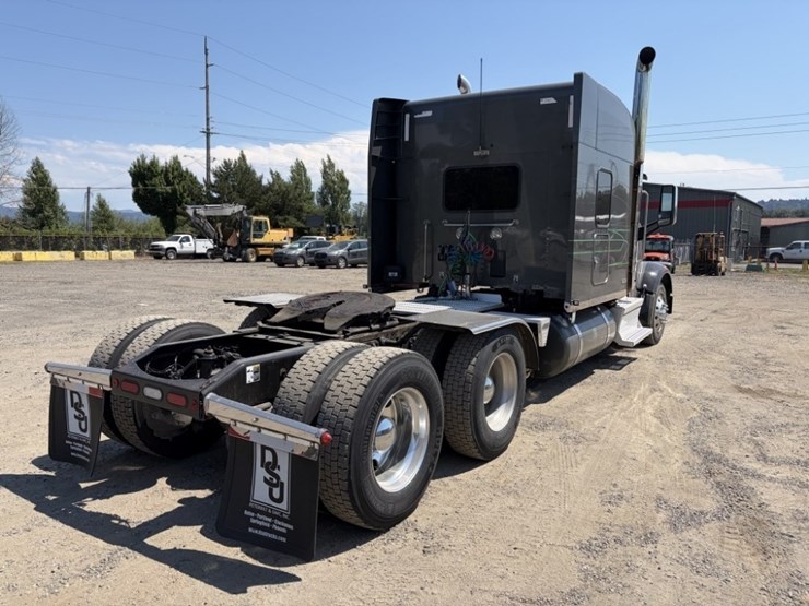 2021-peterbilt-567-image-3