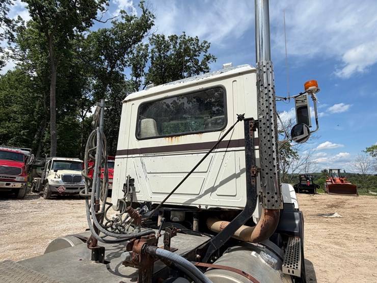 #1509-•-mack-day-cab-truck-tractor-image-44