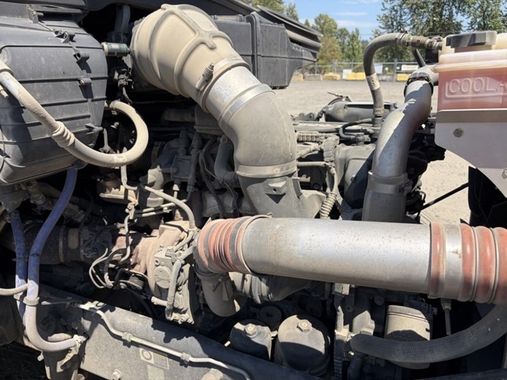 2021-peterbilt-567-image-10