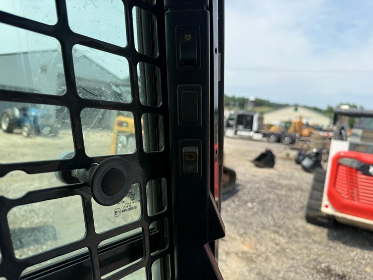 2016-bobcat-t870-image-25