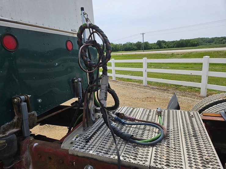 2006-peterbilt-379-image-30