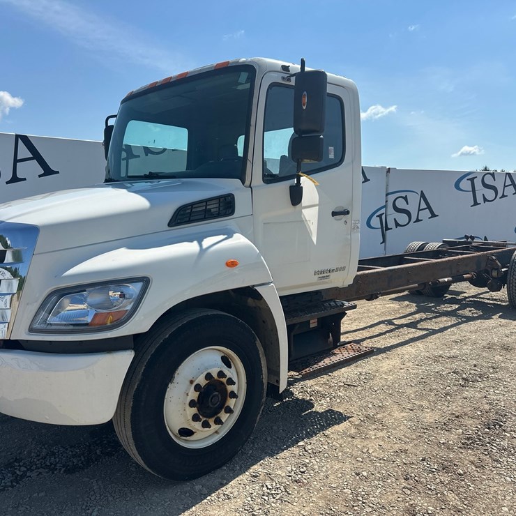 2013 HINO 268