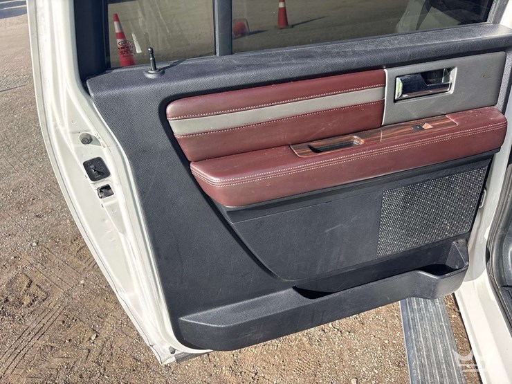 2015-ford-expedition-platinum-image-19